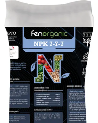 Saco blanco sellado con etiqueta negra de grafismo azul, rotulado «fenorganic NPK 7-7-7».