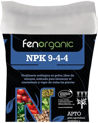 Saco blanco sellado con etiqueta negra de grafismo azul, rotulado «fenorganic NPK 9-4-4».